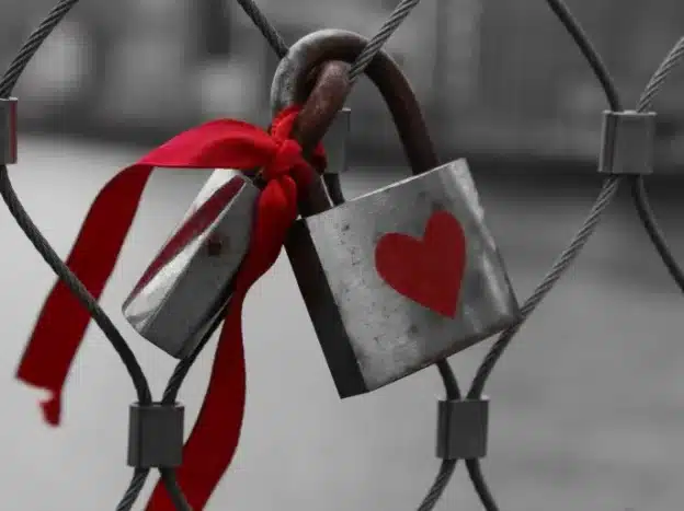 تحكم بعواطفك بدل أن تتحكم بك